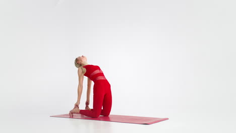 Millennial-Frau,-Die-Sich-In-Yoga-Pose-Meditation-Dehnt,-Isoliert-Auf-Weißem-Hintergrund-In-Roter-Sportbekleidung.-Porträt-Einer-Jungen-Yoga-Praktizierenden,-Die-Für-Den-Kopierraum-Posiert.-4k